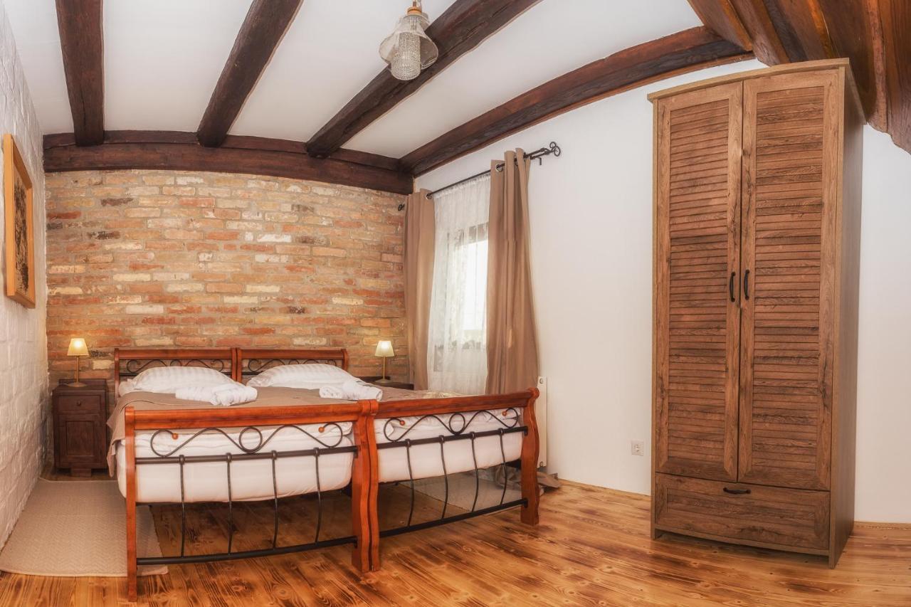 Tri Mudraca Inn Karanac Екстериор снимка