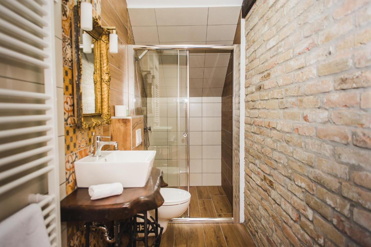 Tri Mudraca Inn Karanac Екстериор снимка