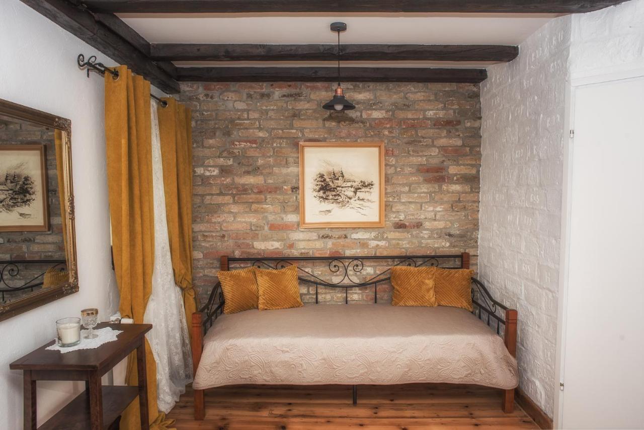 Tri Mudraca Inn Karanac Екстериор снимка