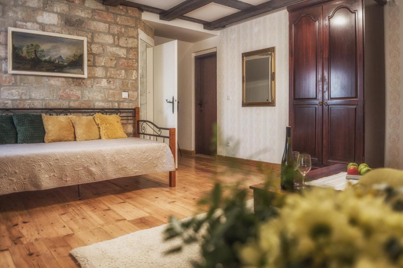 Tri Mudraca Inn Karanac Екстериор снимка
