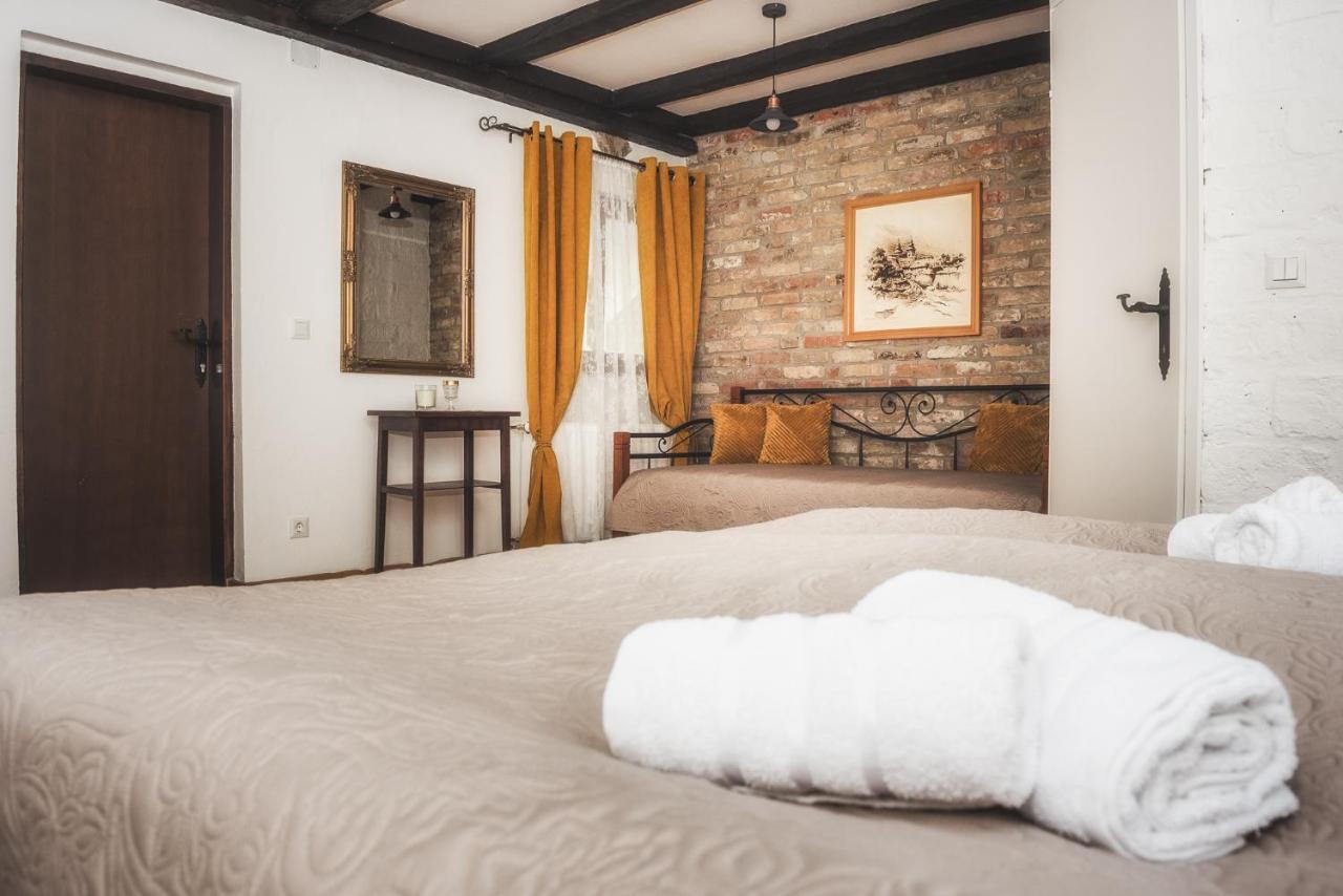 Tri Mudraca Inn Karanac Екстериор снимка
