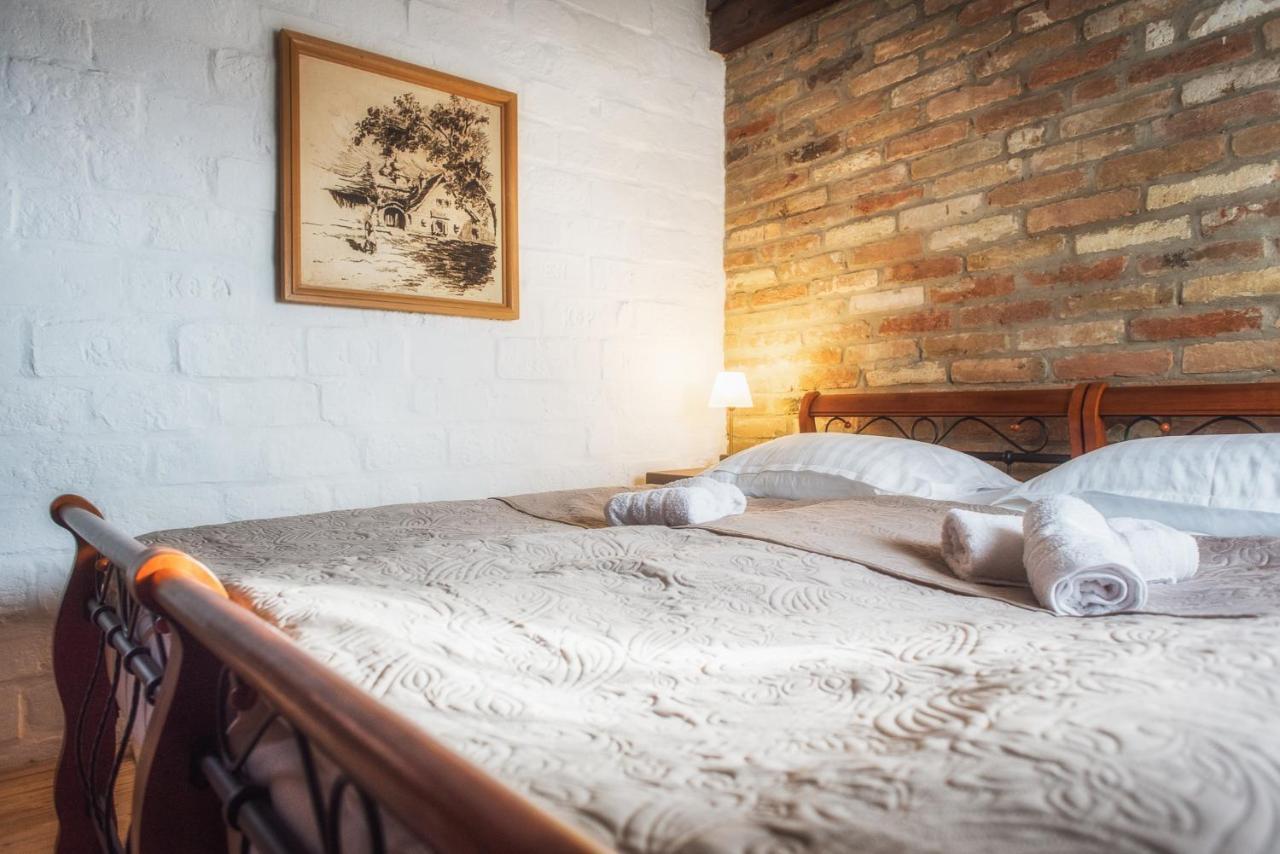 Tri Mudraca Inn Karanac Екстериор снимка