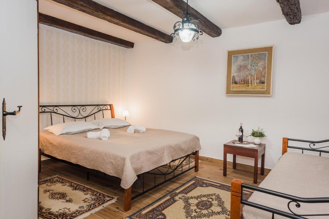 Tri Mudraca Inn Karanac Екстериор снимка