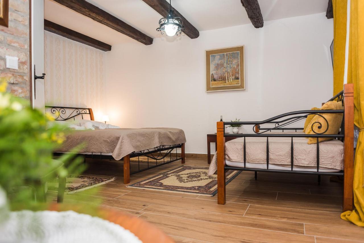 Tri Mudraca Inn Karanac Екстериор снимка