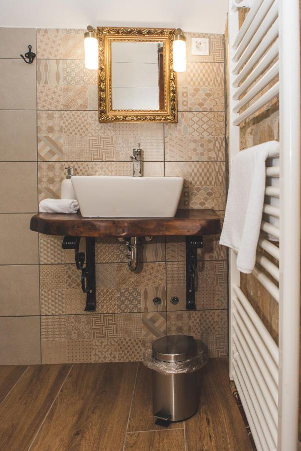 Tri Mudraca Inn Karanac Екстериор снимка