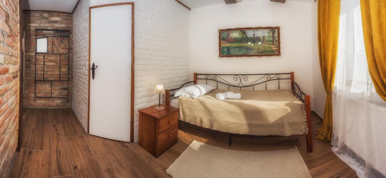 Tri Mudraca Inn Karanac Екстериор снимка