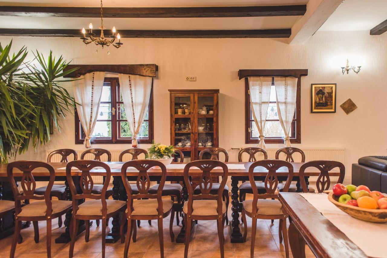 Tri Mudraca Inn Karanac Екстериор снимка