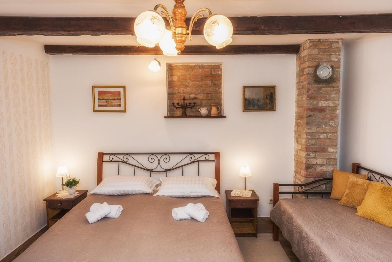 Tri Mudraca Inn Karanac Екстериор снимка