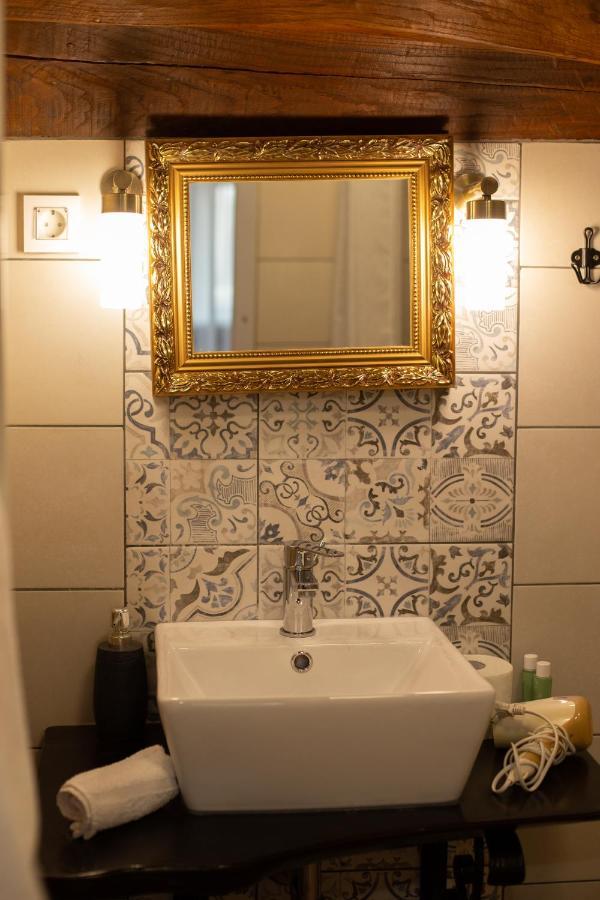 Tri Mudraca Inn Karanac Екстериор снимка